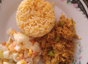 Una foto de Salpicón de conejo arroz de zanahoria y ensalada fría
