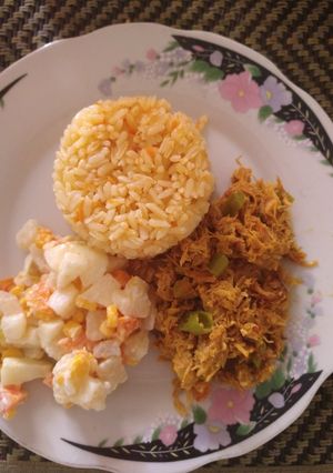 Una foto de Salpicón de conejo arroz de zanahoria y ensalada fría