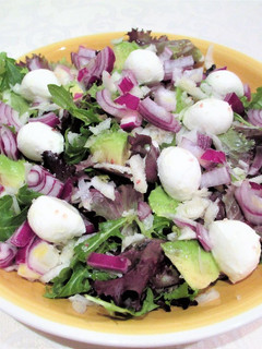 Una foto de Ensalada morada con bolitas de mozzarella y aguacate