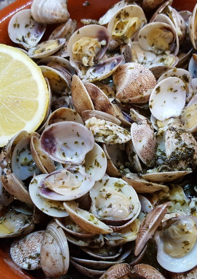 Una foto de Almejas al Vino Blanco