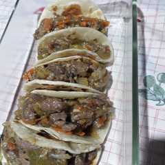 Una foto de Tacos de verduras y carne