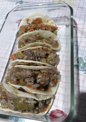 Una foto de Tacos de verduras y carne