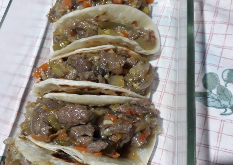 Tacos de verduras y carne