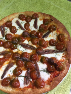 Una foto de Hojaldre con 🍅cherry, mozzarella y anchoas 🍻