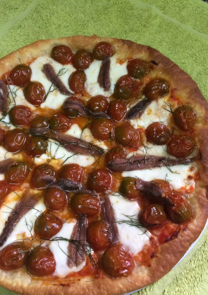 Una foto de Hojaldre con 🍅cherry, mozzarella y anchoas 🍻
