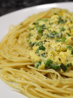 Una foto de Spaghetti + huevos revueltos + verdeo