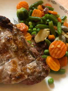 Una foto de Secreto ibérico a la parrilla con guarnición de verduras salteadas ! 🤤🤪