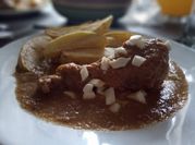 Una foto de guiso de pollo con azafran