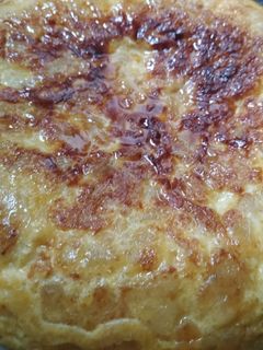Una foto de Tortilla de patatas con cebolla caramelizada