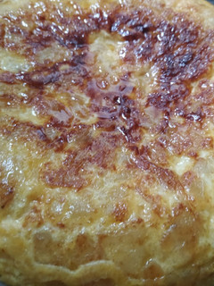 Una foto de Tortilla de patatas con cebolla caramelizada