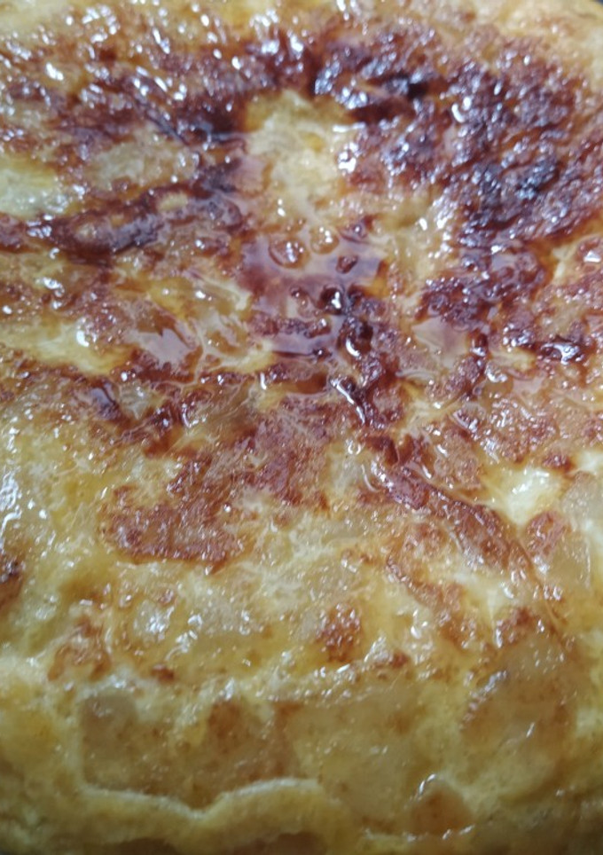 Una foto de Tortilla de patatas con cebolla caramelizada