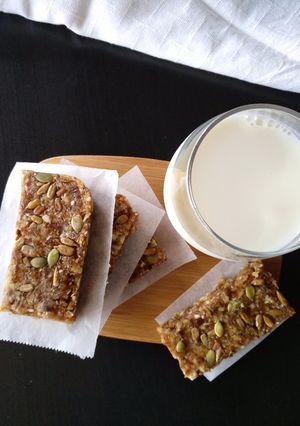 A picture of Dates breakfast bars no sugar.