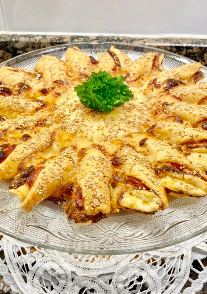 Una foto de Pastel salado de hojaldre con jamón, queso y sésamo “sin gluten”