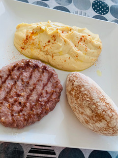 Una foto de Hummus con hamburguesa💪🏻