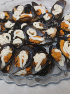 Una foto de Mejillones al vapor de vino con dos salsas