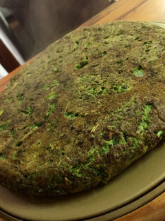 Una foto de Tortilla de ortiga y mizuna