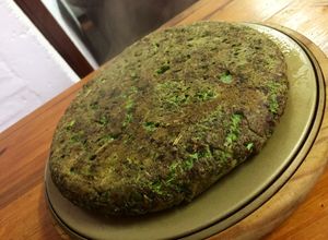 Una foto de Tortilla de ortiga y mizuna