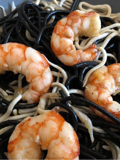 Una foto de Espaguetis negros con gulas y gambas al ajillo