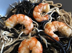 Foto principal de Espaguetis negros con gulas y gambas al ajillo
