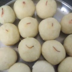 A picture of Sabudana (sago) laddu.