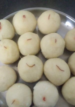 A picture of Sabudana (sago) laddu.