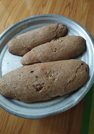 Una foto de Pan integral encebollado y espinacas