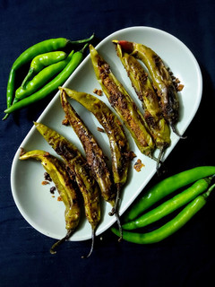 बेसन वाली भरवा मिर्च(besan wali bharwa mirch recipe in hindi) रेसिपी मुख्य फोटो