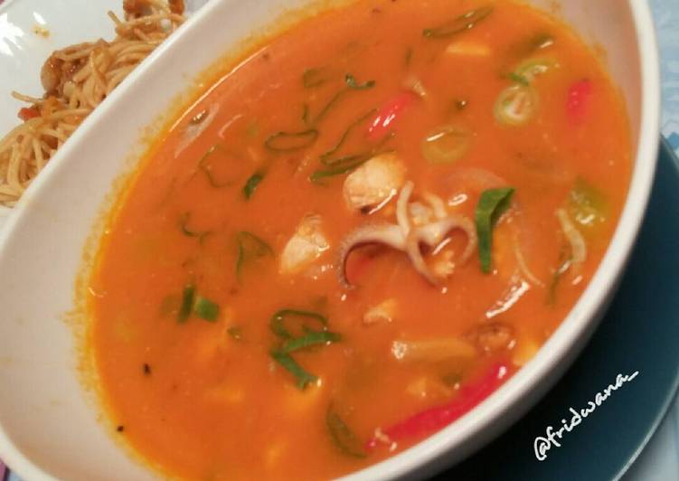 Cara Gampang Menyiapkan Sup Tomat Seafood Anti Gagal