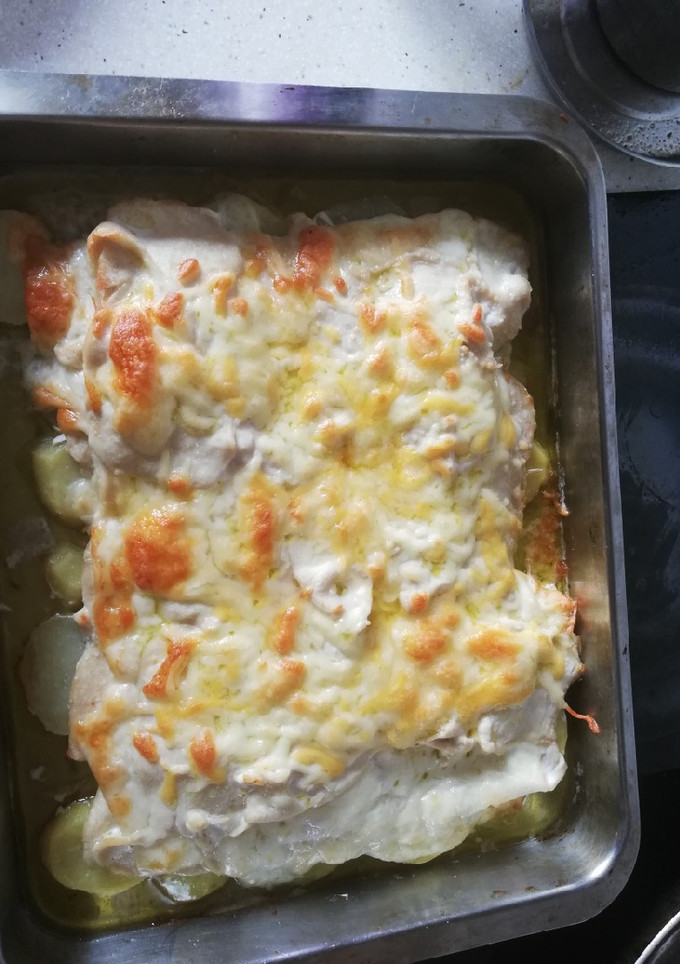 Una foto de Pechuga de pollo a los cinco quesos y base de patata