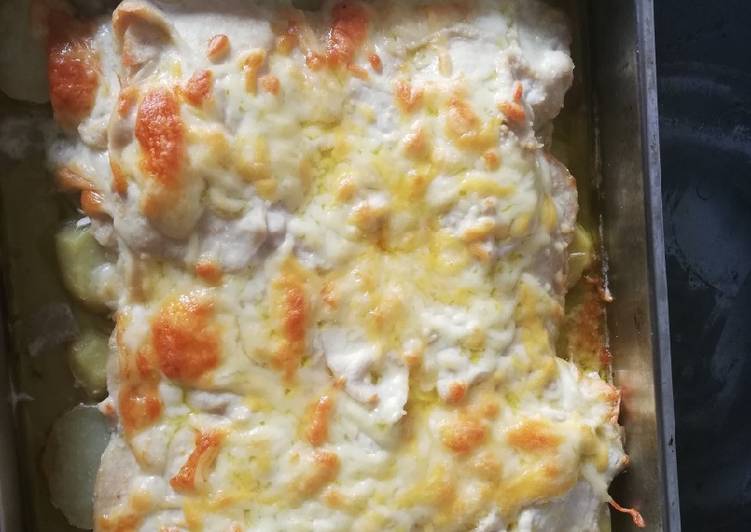 Pechuga de pollo a los cinco quesos y base de patata