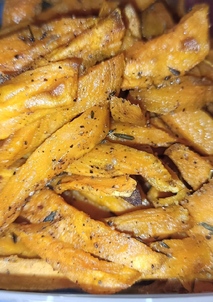 Una foto de Healthy sweet potatos fríes/ Patatas fritas falsas de boniato