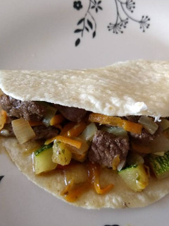 Una foto de Salteado de carne y verduras para comer con fajitas
