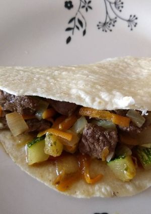 Una foto de Salteado de carne y verduras para comer con fajitas