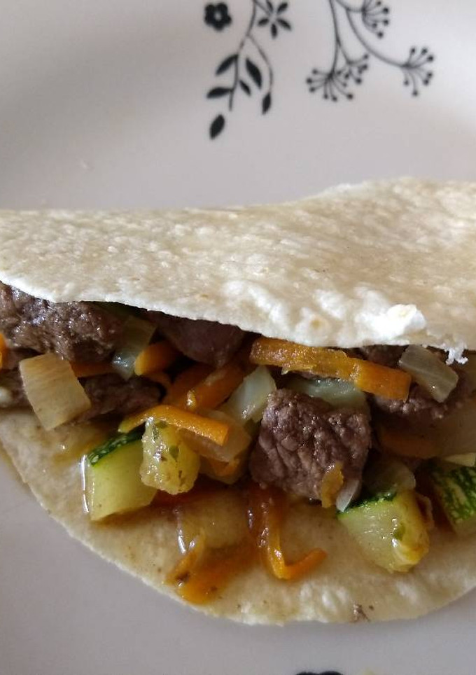 Una foto de Salteado de carne y verduras para comer con fajitas
