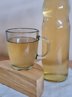 Una foto de Infusión refrescante de jengibre fresco, canela y limón 🫚🌱🍋