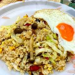 A picture of Nasi goreng kol jamur.