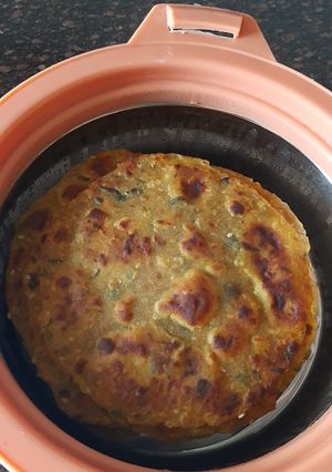 A picture of Bajri methi thepla.