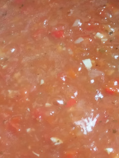Una foto de Salsa de tomate, con tomates naturales