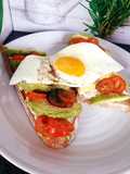 Toasts avocat 🥑 fromage frais œuf au plat😋