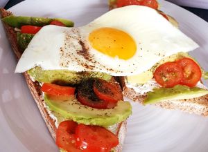 Une photo de Toasts avocat 🥑 fromage frais œuf au plat😋