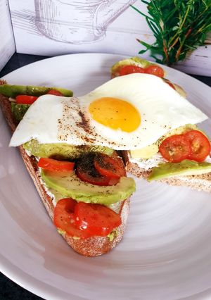 Une photo de Toasts avocat 🥑 fromage frais œuf au plat😋