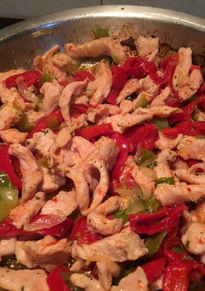Una foto de Relleno para fajitas de pollo, pimiento y cebolla