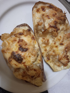 Una foto de Berenjena rellena de pollo y bechamel