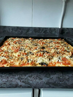 Una foto de Pizza con masa casera