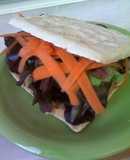 Sándwich vegetal de lechuga, zanahoria y crema de cacahuete