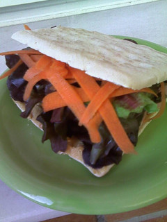 Una foto de Sándwich vegetal de lechuga, zanahoria y crema de cacahuete