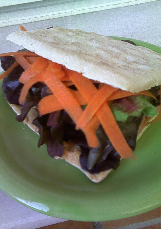 Una foto de Sándwich vegetal de lechuga, zanahoria y crema de cacahuete