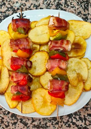 Una foto de Brochetas de Pollo con Bacon y Pimientos