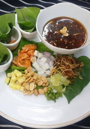 A picture of Miang Kham.