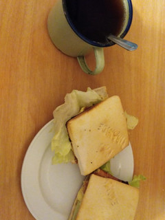 Una foto de Omelette con queso y lechuga en pan tostado